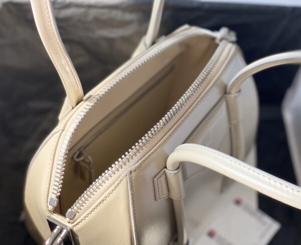 Givenchy Antigona Calfskin Handbag - Cream - Image 2